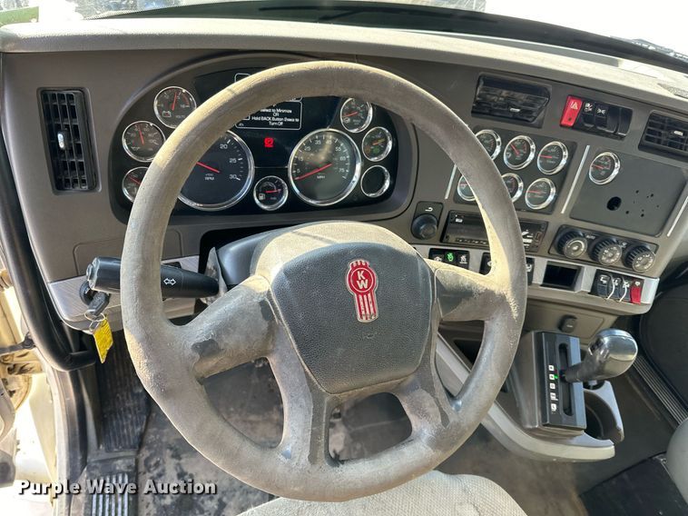 image for item LO9470 2016 Kenworth  T880 dump truck