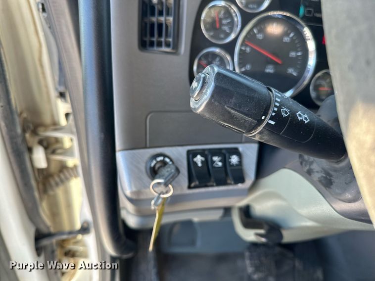 image for item LO9470 2016 Kenworth  T880 dump truck