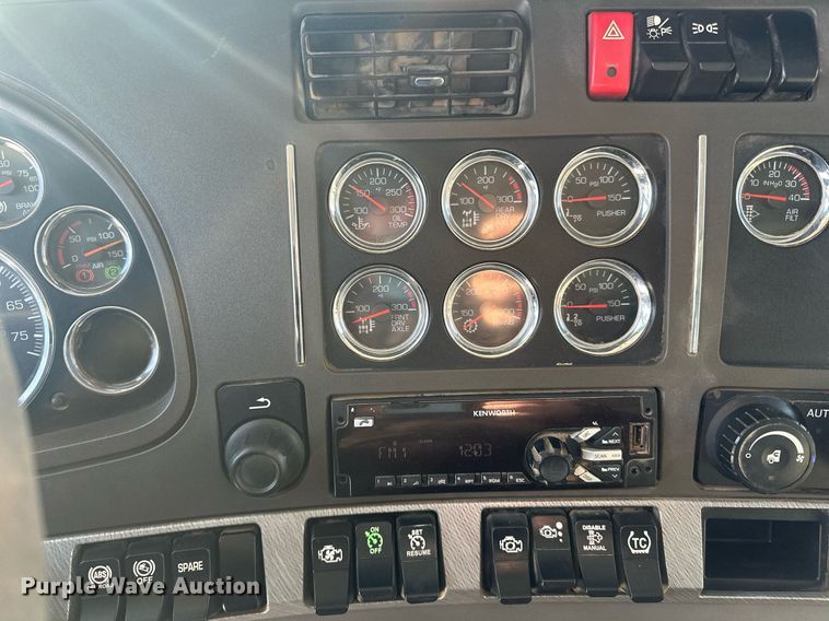 image for item LO9470 2016 Kenworth  T880 dump truck