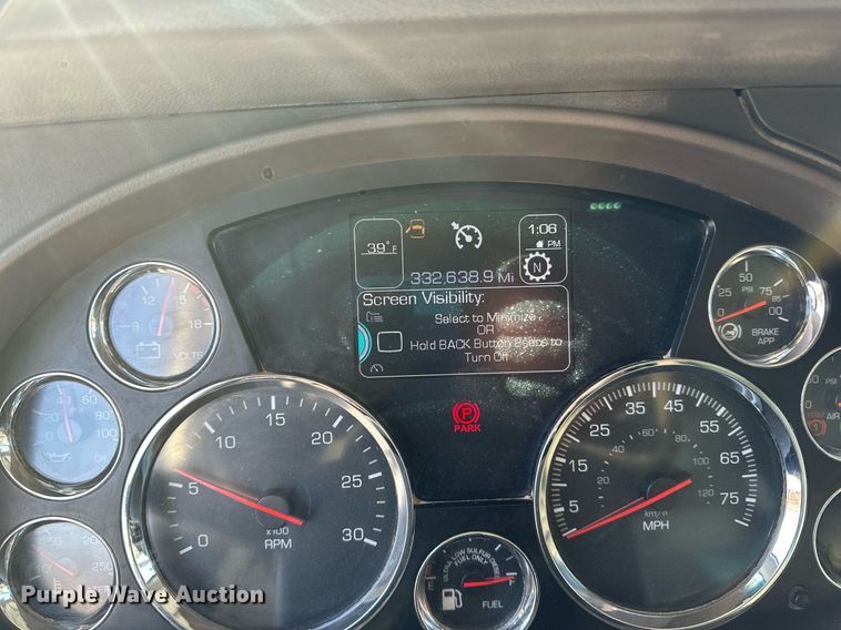 image for item LO9470 2016 Kenworth  T880 dump truck