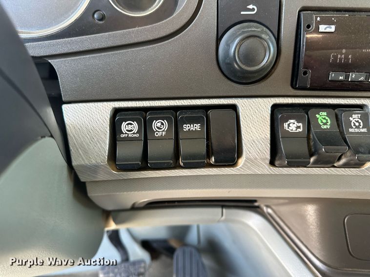 image for item LO9470 2016 Kenworth  T880 dump truck