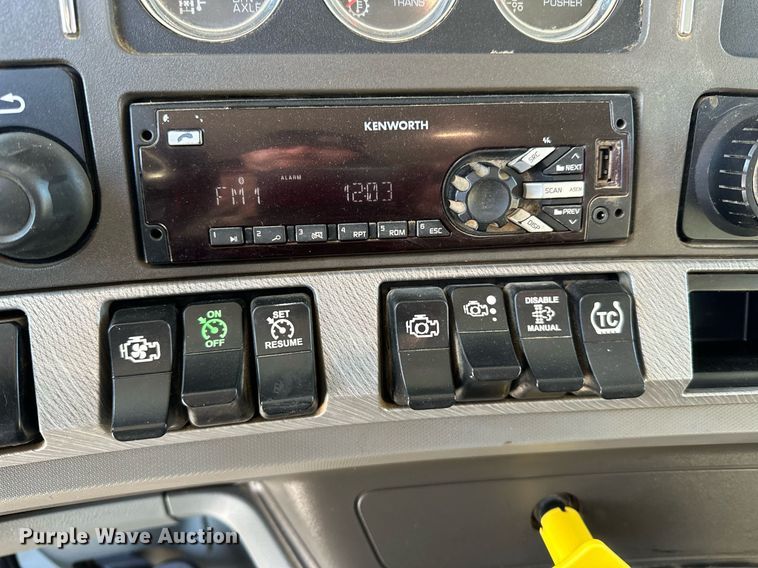 image for item LO9470 2016 Kenworth  T880 dump truck