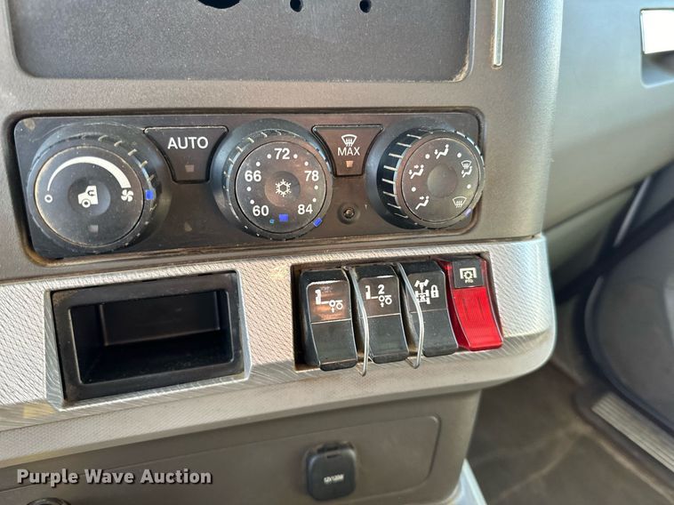 image for item LO9470 2016 Kenworth  T880 dump truck