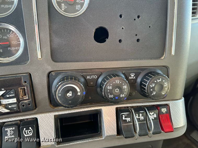 image for item LO9470 2016 Kenworth  T880 dump truck