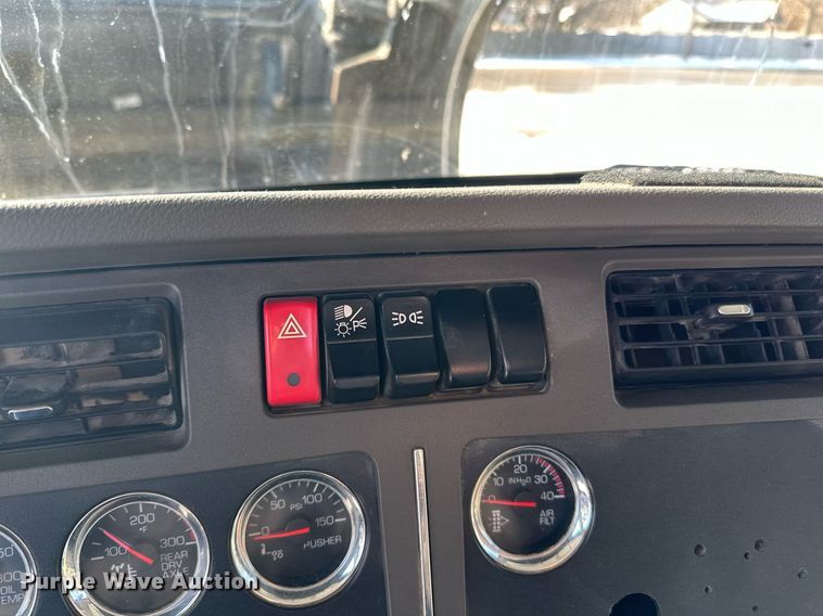 image for item LO9470 2016 Kenworth  T880 dump truck