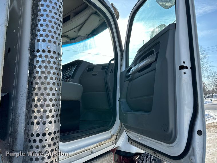 image for item LO9470 2016 Kenworth  T880 dump truck