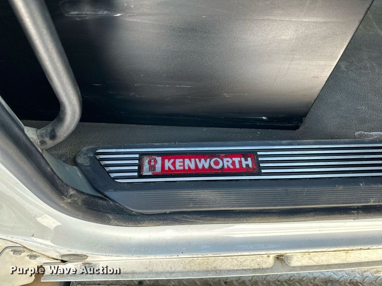 image for item LO9470 2016 Kenworth  T880 dump truck