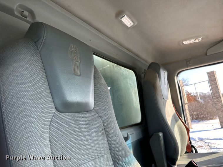 image for item LO9470 2016 Kenworth  T880 dump truck