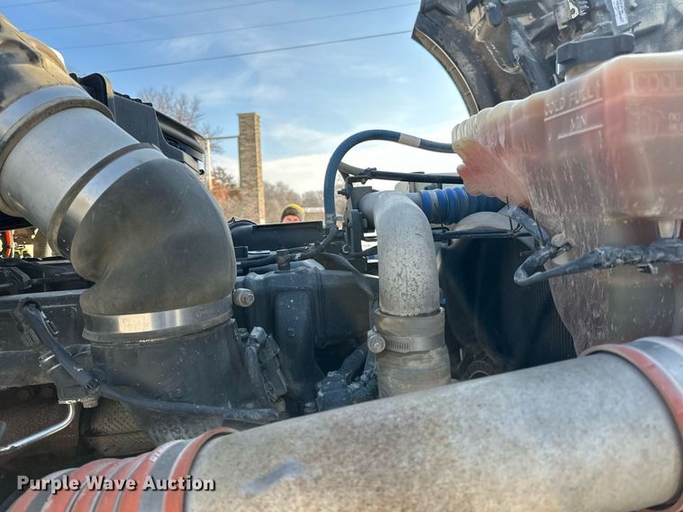 image for item LO9470 2016 Kenworth  T880 dump truck