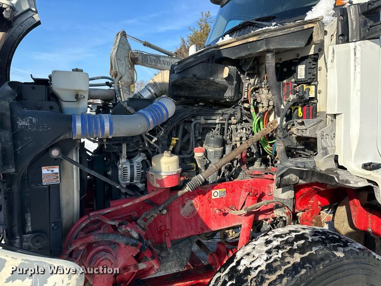 image for item LO9470 2016 Kenworth  T880 dump truck