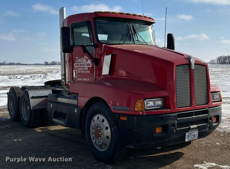 image for item LO9471 1994 Kenworth T600 semi truck