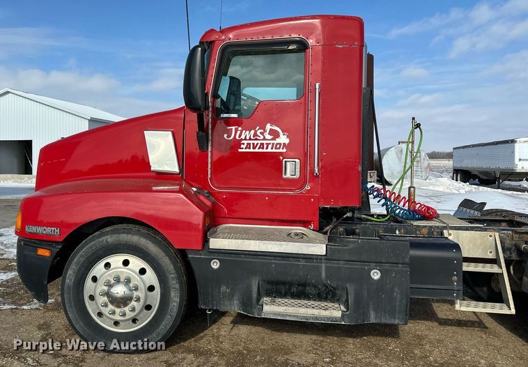 image for item LO9471 1994 Kenworth T600 semi truck