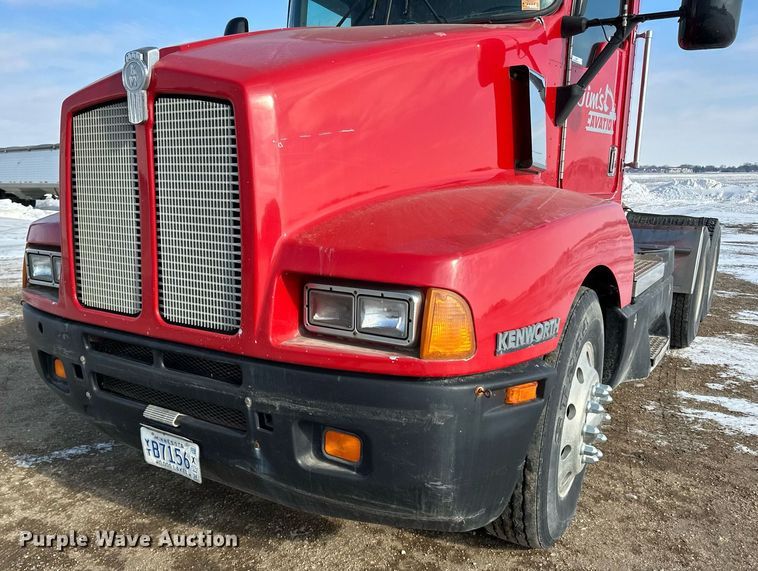 image for item LO9471 1994 Kenworth T600 semi truck