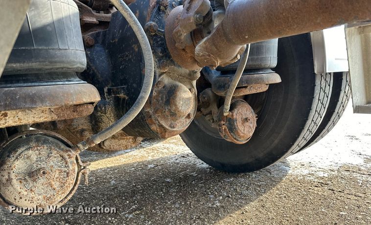 image for item LO9471 1994 Kenworth T600 semi truck