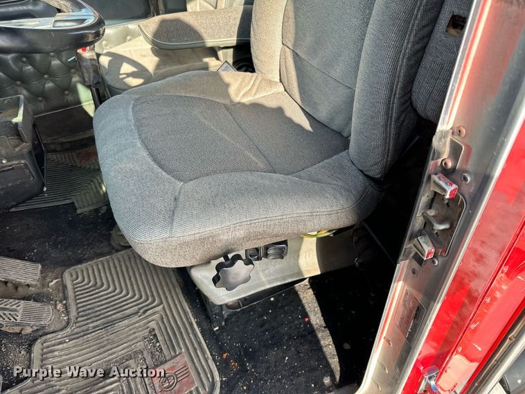 image for item LO9471 1994 Kenworth T600 semi truck