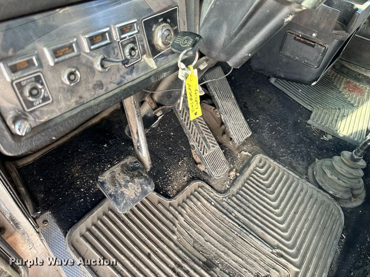 image for item LO9471 1994 Kenworth T600 semi truck