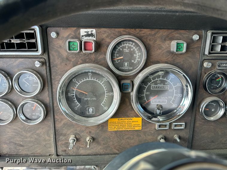 image for item LO9471 1994 Kenworth T600 semi truck