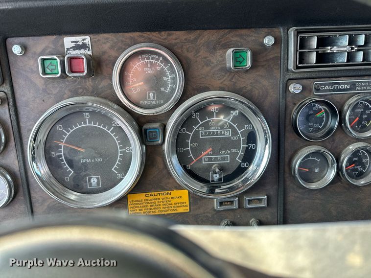 image for item LO9471 1994 Kenworth T600 semi truck