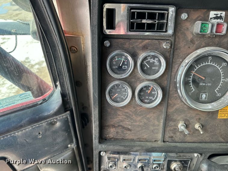 image for item LO9471 1994 Kenworth T600 semi truck