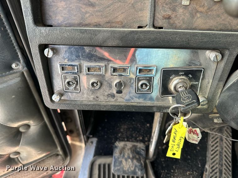 image for item LO9471 1994 Kenworth T600 semi truck