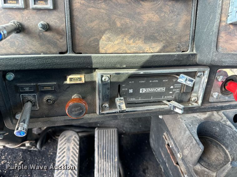 image for item LO9471 1994 Kenworth T600 semi truck