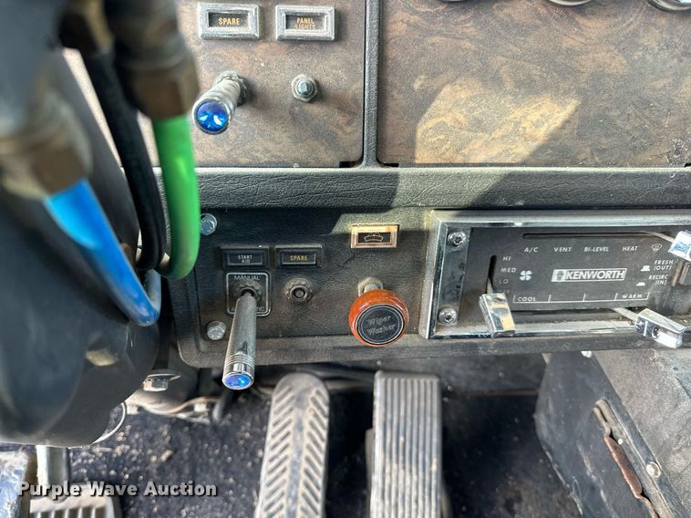 image for item LO9471 1994 Kenworth T600 semi truck