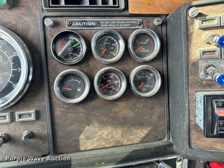 image for item LO9471 1994 Kenworth T600 semi truck