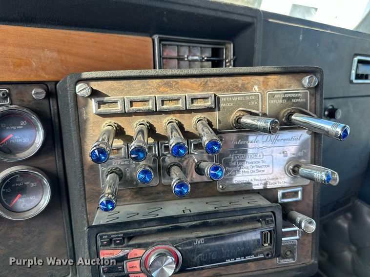 image for item LO9471 1994 Kenworth T600 semi truck