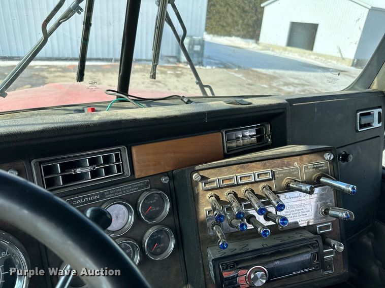 image for item LO9471 1994 Kenworth T600 semi truck