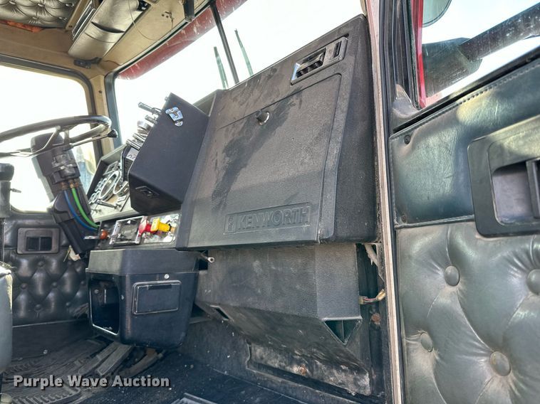 image for item LO9471 1994 Kenworth T600 semi truck