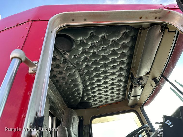 image for item LO9471 1994 Kenworth T600 semi truck