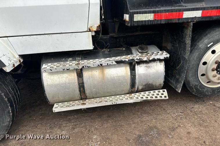 image for item LO9477 1993 Ford Aeromax L9000 dump truck