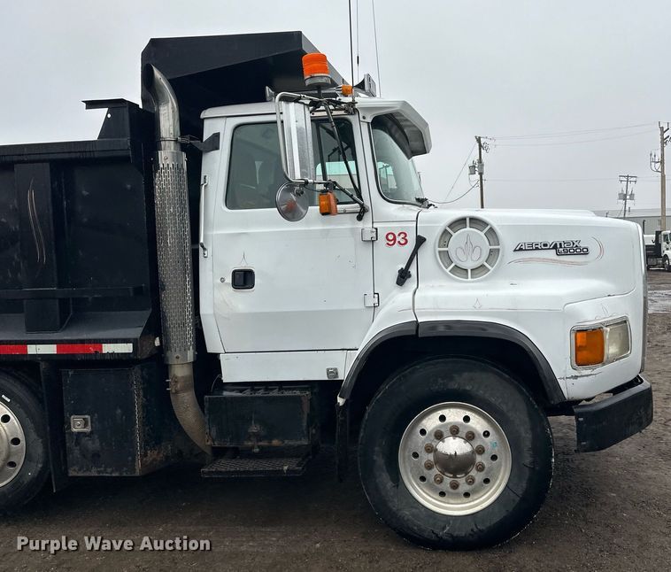 image for item LO9477 1993 Ford Aeromax L9000 dump truck