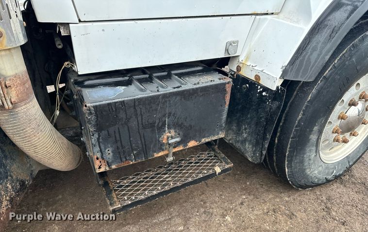 image for item LO9477 1993 Ford Aeromax L9000 dump truck