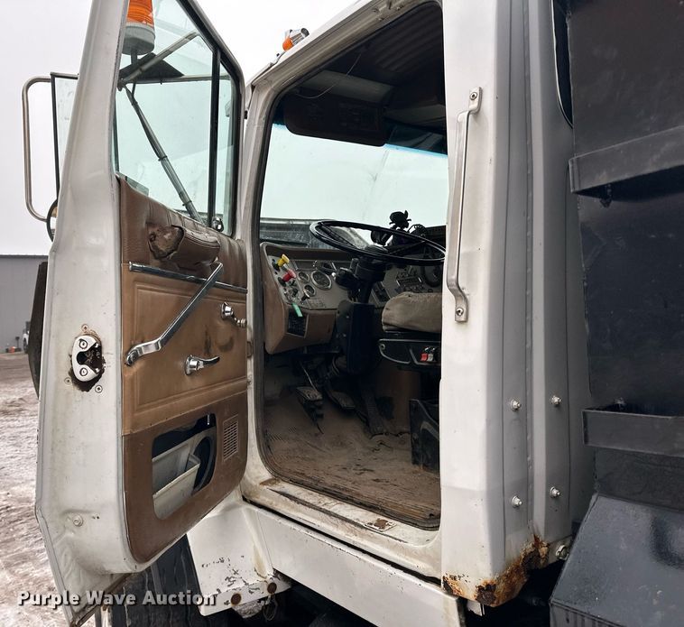 image for item LO9477 1993 Ford Aeromax L9000 dump truck