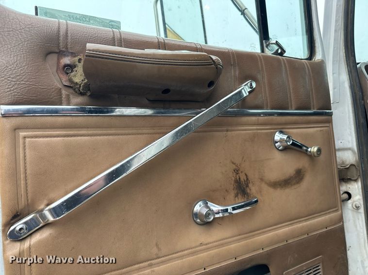 image for item LO9477 1993 Ford Aeromax L9000 dump truck