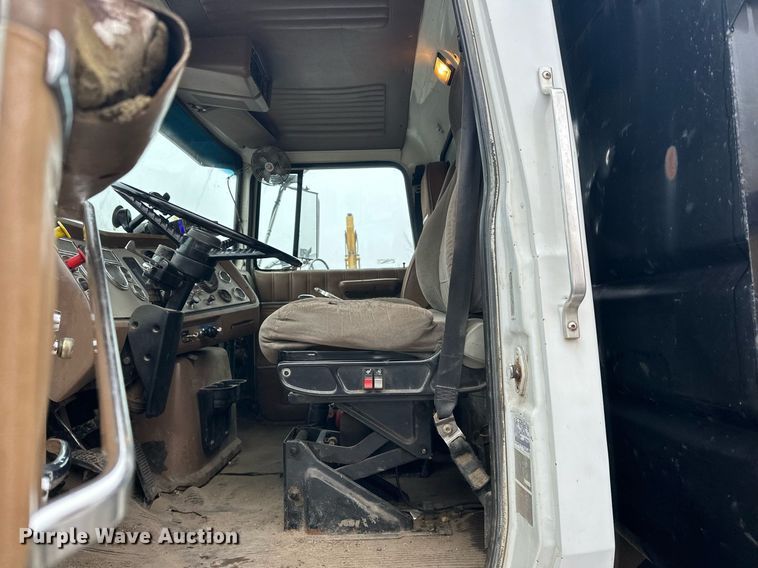 image for item LO9477 1993 Ford Aeromax L9000 dump truck