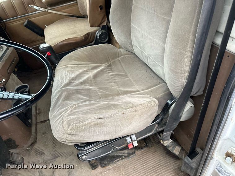 image for item LO9477 1993 Ford Aeromax L9000 dump truck