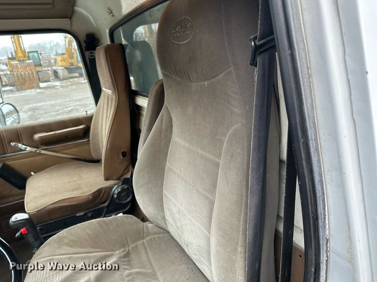 image for item LO9477 1993 Ford Aeromax L9000 dump truck