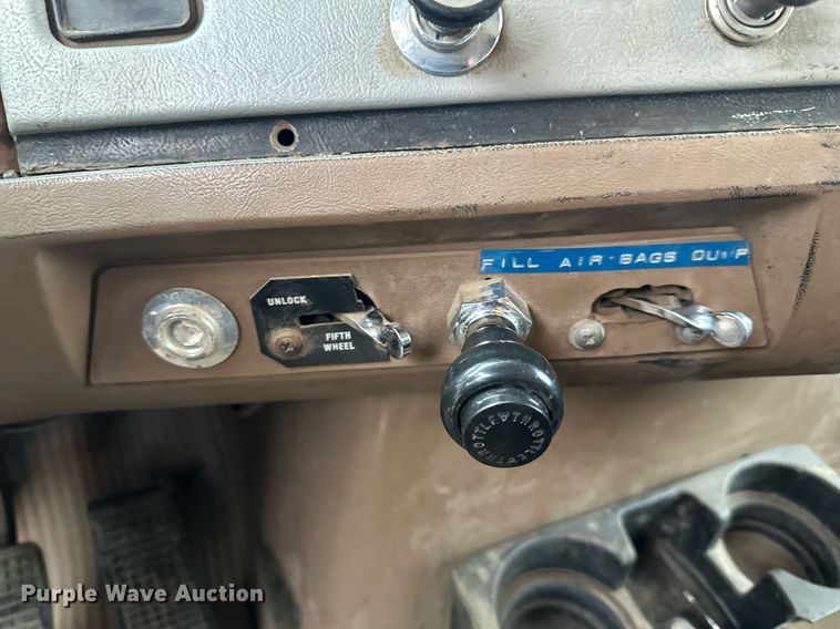 image for item LO9477 1993 Ford Aeromax L9000 dump truck