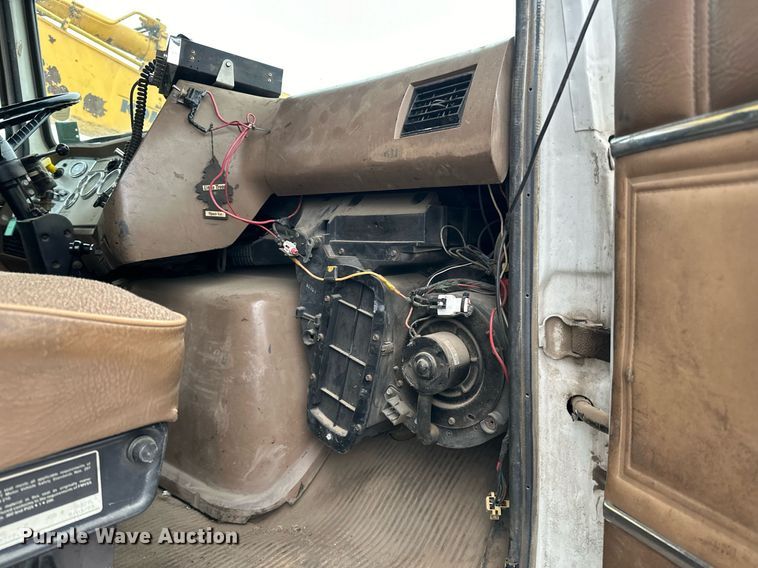 image for item LO9477 1993 Ford Aeromax L9000 dump truck