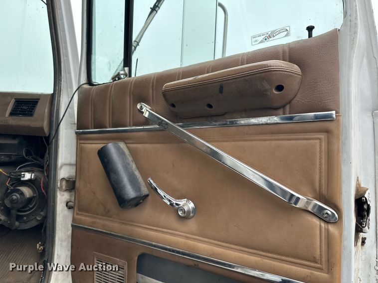 image for item LO9477 1993 Ford Aeromax L9000 dump truck