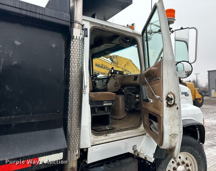 image for item LO9477 1993 Ford Aeromax L9000 dump truck