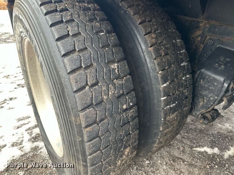 image for item LO9477 1993 Ford Aeromax L9000 dump truck