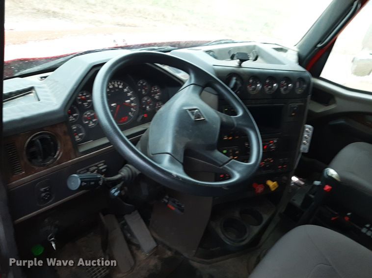 image for item LY9025 2020 International HX620 semi truck