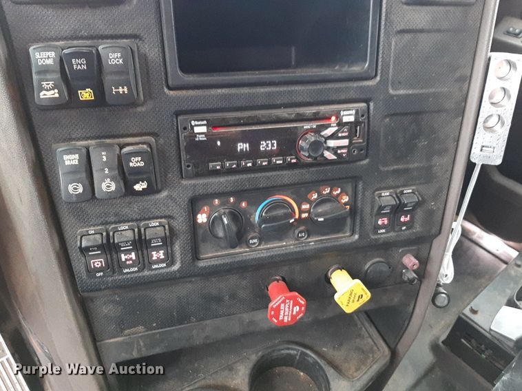 image for item LY9025 2020 International HX620 semi truck