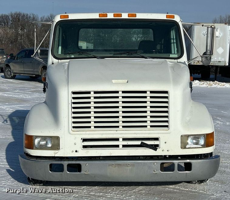 image for item MO9143 1999 International 4700 truck cab and chassis