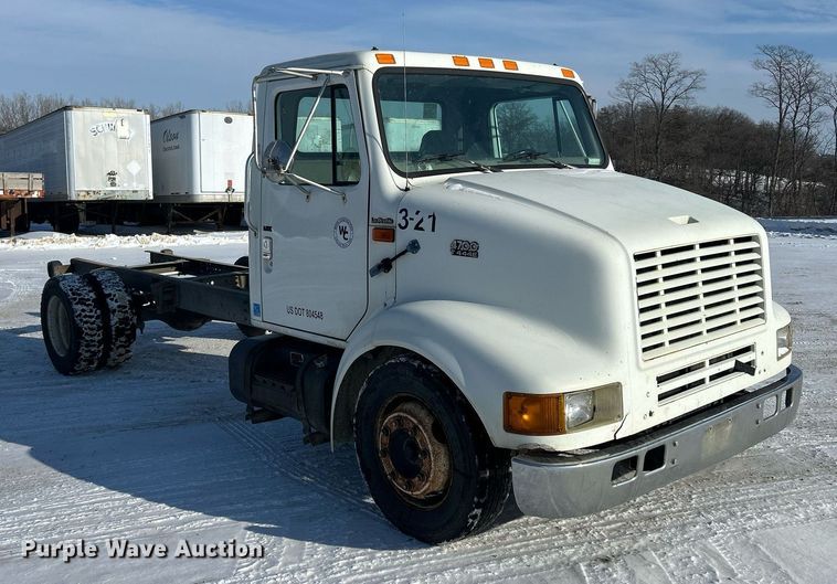 image for item MO9143 1999 International 4700 truck cab and chassis