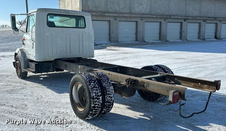 image for item MO9143 1999 International 4700 truck cab and chassis