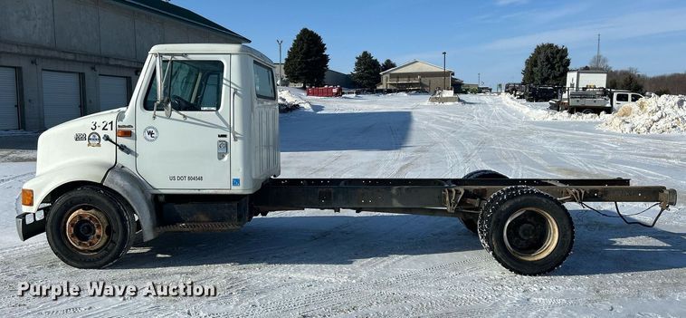 image for item MO9143 1999 International 4700 truck cab and chassis